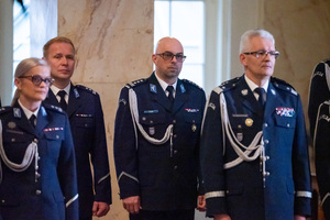 na zdjęciu umundurowani policjanci w tym komendant wojewódzki policji