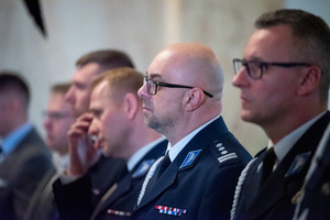 na zdjęciu zbliżenie na twarz policjanta
