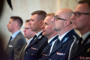 na zdjęciu zbliżenie na twarz policjanta
