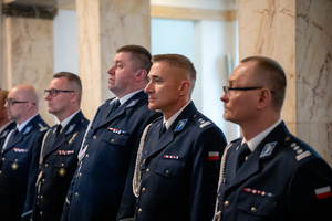na zdjęciu umundurowani policjanci w mundurach galowych