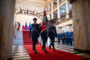 na zdjęciu umundurowani policjanci ze sztandarem