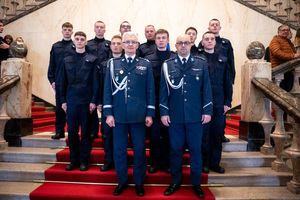 zdjęcie grupowe policjantów i komendanta wojewódzkiego policji