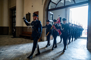 zdjęcie przedstawia policyjnych funkcjonariuszy w mundurach galowych  wchodzących do kościoła