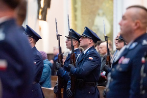 zdjęcie przedstawia policyjnych funkcjonariuszy w mundurach galowych