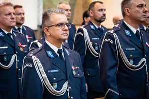 zdjęcie przedstawia policyjnych funkcjonariuszy w mundurach galowych