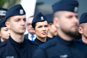 zdjęcie grupowe policjantów stojących na baczność