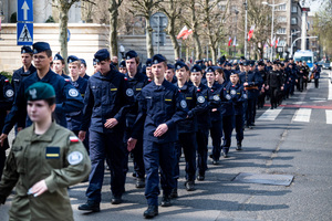 na zdjęciu maszerujący uczniowie szkół mundurowych