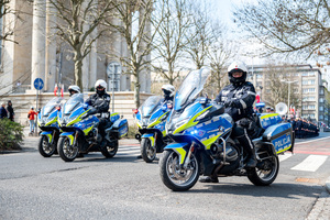 na zdjęciu funkcjonariusze policji na służbowych motocyklach