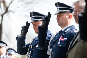 na zdjęciu funkcjonariusze policji w mundurach galowych oddający honory