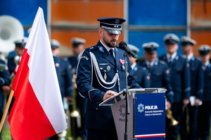 na zdjęciu przemawiający policjant w mundurze galowym