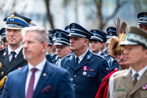 na zdjęciu uczestnicy uroczystości w tym funkcjonariusze policji w umundurowaniu galowym