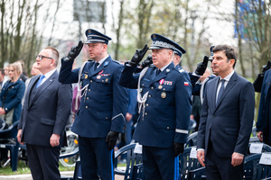 na zdjęciu uczestnicy uroczystości w tym funkcjonariusze policji w mundurach galowych
