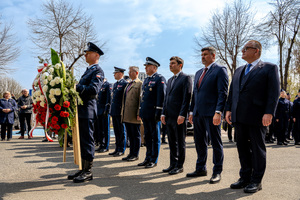 zdjęcie grupowe funkcjonariuszy w mundurach galowych policji stojących na baczność