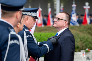 na zdjęciu zastepca Komendanta Głównego Policji nadinsp. Tomasz Michułka odznaczający prezesa Stowarzyszenia Rodzina Policyjna 1939 Grzegorza Grześkowiaka