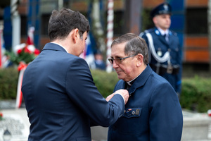 na zdjęciu Wojewoda Śląski przypinający odznaczenia