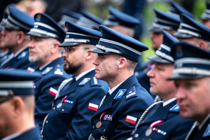 na zdjęciu uczestnicy uroczystości - funkcjonariusze policji w umundurowaniu galowym