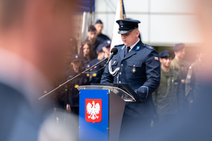 na zdjęciu policjant w umundurowaniu galowym przemawiający podczas uroczystości