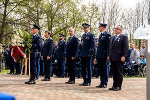 na zdjęciu uczestnicy uroczystości w tym Policjanci w umundurowaniu galowym oraz Wojewoda Śląski
