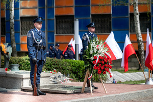 na zdjęciu funkcjonariusze policji z kompanii honorowej policji przy pomniku