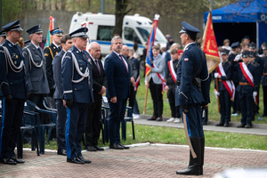 na zdjęciu zastepca Komendanta Głównego Policji nadinsp. Tomasz Michułka odbierający meldunek