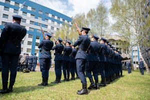 na zdjęciu kompania honorowa Policji na tle Komendy Wojewódzkiej Policji w Katowicach