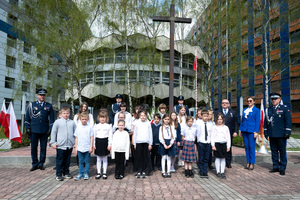 zdjęcie grupowe uczestników uroczystości z dziećmi