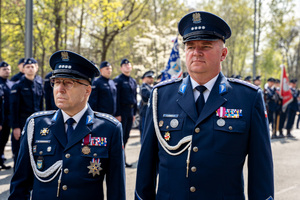 na zdjęciu funkcjonariusze policji w mundurach galowych