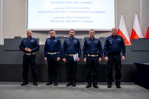 na zdjęciu inspektor Jacek Stelmach - Zastępca Komendanta Wojewódzkiego Policji w Katowicach, podinspektor Krzysztof Stankiewicz - Naczelnik Wydziału Ruchu Drogowego KWP w Katowicach oraz nagrodzeni Naczelnicy Wydziałów Ruchu Drogowego