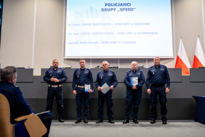na zdjęciu inspektor Jacek Stelmach - Zastępca Komendanta Wojewódzkiego Policji w Katowicach, podinspektor Krzysztof Stankiewicz - Naczelnik Wydziału Ruchu Drogowego KWP w Katowicach oraz nagrodzeni funkcjonariusze grupy speed