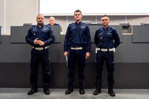 na zdjęciu  podinspektor Krzysztof Stankiewicz - Naczelnik Wydziału Ruchu Drogowego KWP w Katowicach oraz nagrodzeni funkcjonariusze