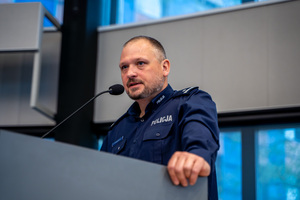 na zdjęciu przemawiający podinsp. Krzysztof Stankiewicz - Naczelnik Wydziału Ruchu Drogowego KWP w Katowicach.