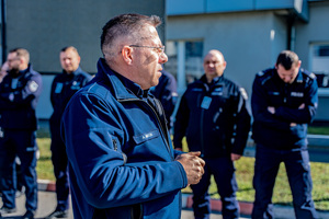kolorowe zdjęcie pokazujące policjantów - uczestników konkursu