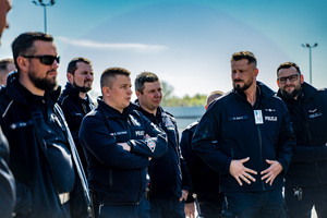 kolorowe zdjęcie uczestników konkursu stojących obok siebie