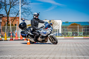zdjęcie przedstawia policjanta na motocyklu służbowym podczas jednej z konkurencji