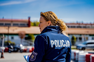 zdjęcie przedstawia policjantkę podczas konkursu