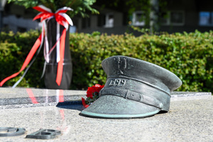 Fragment pomnika w kształcie policyjnej czapki