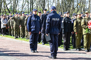 Policjant składa meldunek Komendantowi Wojewódzkiemu Policji w Katowicach
