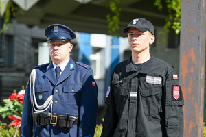 Policjant i uczeń z klasy mundurowej