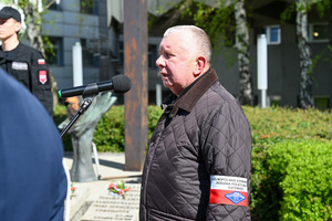 Mężczyzna stoi przy mikrofonie