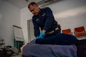 na zdjęciu policjant
