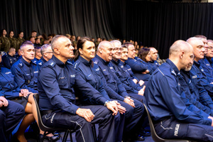 na zdjęciu policjanci zgromadzeni na Hali Widowiskowo-Sportowej MCKiS w Jaworznie.