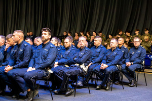 na zdjęciu policjanci zgromadzeni na Hali Widowiskowo-Sportowej MCKiS w Jaworznie.