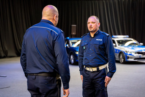 na zdjęciu policjanci zgromadzeni na Hali Widowiskowo-Sportowej MCKiS w Jaworznie.