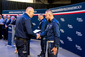 na zdjęciu policjanci zgromadzeni na Hali Widowiskowo-Sportowej MCKiS w Jaworznie.