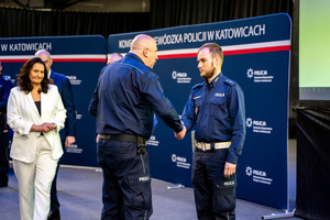 na zdjęciu policjanci zgromadzeni na Hali Widowiskowo-Sportowej MCKiS w Jaworznie.