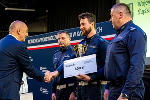 na zdjęciu policjanci zgromadzeni na Hali Widowiskowo-Sportowej MCKiS w Jaworznie.