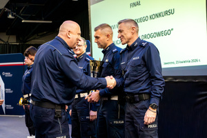 na zdjęciu policjanci zgromadzeni na Hali Widowiskowo-Sportowej MCKiS w Jaworznie.