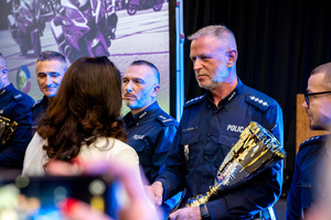 na zdjęciu policjanci zgromadzeni na Hali Widowiskowo-Sportowej MCKiS w Jaworznie.