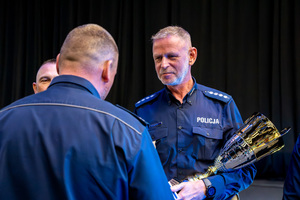 na zdjęciu policjanci zgromadzeni na Hali Widowiskowo-Sportowej MCKiS w Jaworznie.