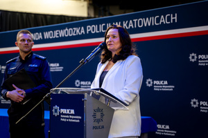 na zdjęciu policjanci zgromadzeni na Hali Widowiskowo-Sportowej MCKiS w Jaworznie.